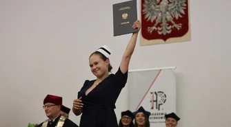 Czepkowanie w Akademii Piotrkowskiej. Absolwentki pielęgniarstwa odebrały dyplomy