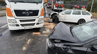 Trzy auta zderzyły się na moście w Przygłowie. Tworzą się ogromne korki.