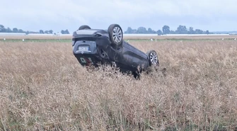 Zderzenie na drodze Piotrków–Bełchatów. Opel po zderzeniu uderzył w drzewo, dachował i wylądował w polu