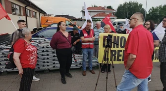  Protest w DINO w Piotrkowie.  Zwolnione pracownice wsparł Piotr Ikonowicz