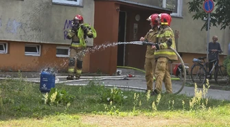 Pożar butli gazowej w jednym z mieszkań na osiedlu przy Dmowskiego Piotrkowie. Na miejscu trzy zastępy straży pożarnej