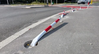Połamane słupki na nowym rondzie w Piotrkowie. Remont jeszcze trwa, a już doszło do zniszczeń