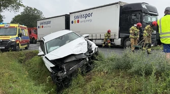 Groźnie na Wolborskiej w Piotrkowie. Zderzyły się dwa samochody