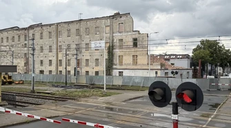 Trwa wyburzanie zabytkowego młyna przy ul. Słowackiego w Piotrkowie Trybunalskim. Zamknięty jest przejazd, a mieszkańcy obserwują prace z kładki nad torami