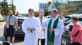 Po Mszy Świętej poświęcili samochody. Doroczna tradycja w parafii Królowej Pokoju