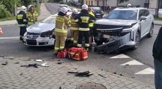 Groźne zderzenie dwóch aut w Łęcznie. Jedna osoba ranna, są utrudnienia
