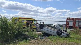 Groźny wypadek w Lutosławicach Rządowych. Renault z przyczepką uderzyło w słup i dachowało, lądował LPR
