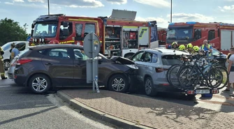 Groźny wypadek na drodze Piotrków – Sulejów. Zderzyły się trzy samochody, ranne roczne dziecko i sześciolatek. Podróżowało nimi 9 osób. Są duże utrudnienia na DK12