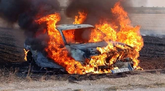 Audi doszczętnie spłonęło w gminie Sulejów. Ogień objął także ściernisko