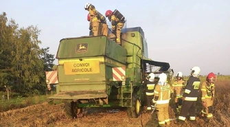 Kombajn stanął w ogniu podczas żniw. Strażacy interweniowali dwukrotnie