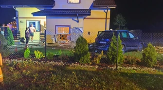 Groźnie w Tomawie. Volkswagen wjechał w budynek mieszkalny, na miejscu pracowały służby