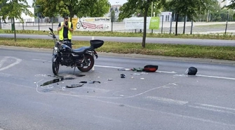 Wypadek na Dmowskiego w Piotrkowie. Motocyklista trafił do szpitala