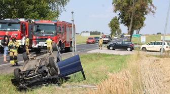 Kolejny wypadek na DK91 w Longinówce w gminie Rozprza. Jeden z pojazdów dachował, drugi kilkukrotnie się obrócił i zatrzymał kilkadziesiąt metrów dalej