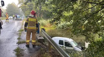 Samochód wpadł do Bugaju, a kierowca wyskoczył z jadącego pojazdu. Niebezpieczne zdarzenie przy Wierzejskiej
