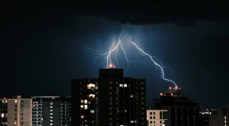 IMGW ostrzega przed silnymi burzami. Możliwe gwałtowne wzrosty poziomu wód i lokalne podtopienia
