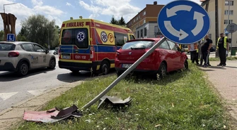 Potrąciła mężczyznę koszącego trawę. Auto wypadło z drogi na rondzie