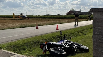 41-latek i 6-letnia dziewczynka ranni w wypadku w Papieżach. Motocyklista trafił do szpitala śmigłowcem LPR