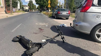 Bez kasku uderzył hulajnogą w samochód. 16-latek trafił do szpitala