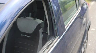 Kosili trawę, kamień poleciał w auto. Szyba wybita, winnego nie ma