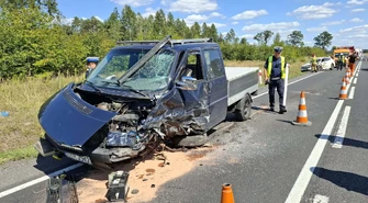 Zderzenie dwóch samochodów w Jaksonku. Dwie osoby trafiły do szpitala