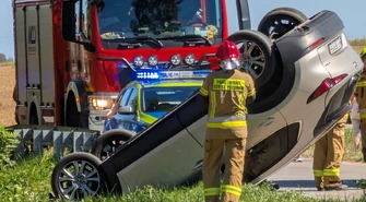Kolejny niebezpieczny wypadek na drogach. Auto dachowało w Gajkowicach