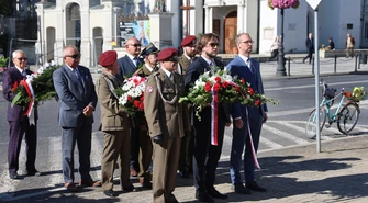 Święto Wojska Polskiego w Piotrkowie. Delegacje złożyły kwiaty pod pomnikiem Nieznanego Żołnierza
