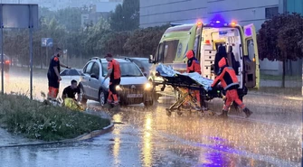 Starsza kobieta potrącona na przejściu przy Focusie w ulewie