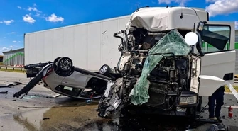 Zderzenie dwóch ciężarówek na A1 pod Piotrkowem. Z lawety spadły nowe samochody