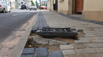 Krzywe znaki i problem ze studzienką. Mieszkaniec pyta o remont przy Wojska Polskiego