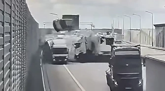Wypadek na A1. Ciężarówka uderzyła w lawetę z nowymi autami, samochód wzbił się w powietrze i spadł na jezdnię. Jest szokujące nagranie z momentu zdarzenia
