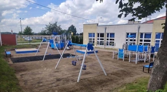 Remont placu zabaw przy Szkole Podstawowej w  Gomulinie