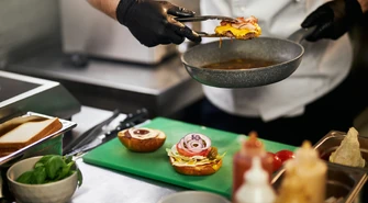 Kontrole Sanepidu w Piotrkowie i powiecie. Sprawdzili gastronomię, kąpielisko i miejsca wypoczynku