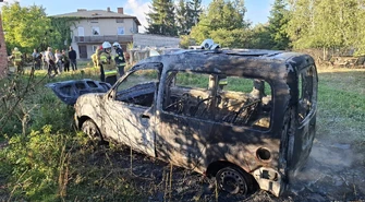 Pożar samochodu w Woli Rokszyckiej pod Piotrkowem. Auto spłonęło doszczętnie