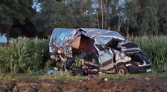 Groźny wypadek w Zawodziu w gminie Czarnocin. Kierujący dostawczym Mercedesem z 2,5 promila uderzył w drzewo i wpadł w pole kukurydzy