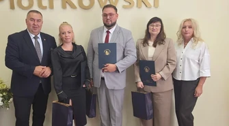 Nauczyciele z powiatu piotrkowskiego odebrali akty mianowania