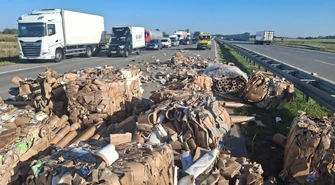 Kartony rozsypały się na autostradzie A1. Są ogromne utrudnienia