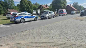 Wypadek w Skotnikach. 15-letni rowerzysta wjechał pod jadącego Mercedesa. Lądował LPR