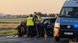 22-latka zginęła w koszmarnym wypadku na DK91 pod Piotrkowem w Longinówce. 19-latek w Infiniti wyprzedzał kilka pojazdów i zderzył się czołowo z Audi. Droga całkowicie zablokowana