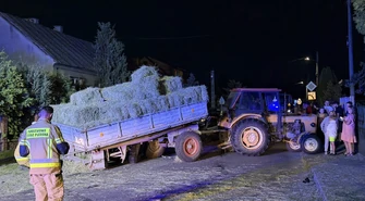 Traktor z sianem zderzył się z osobówkami. Jedna osoba trafiła do szpitala