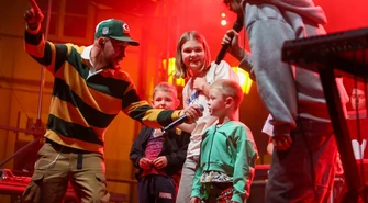 Alien i Majtis wystąpili na zakończeniu wakacji w Piotrkowie Trybunalskim. Ze sceny zaśpiewali swój hit „VIP”. Koncert przyciągnął tłumy mieszkańców
