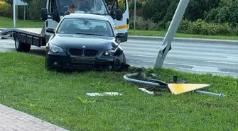 BMW wpadło na latarnię. Kierująca nie zapanowała nad samochodem i ścięła znak