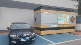 Budka stanęła na miejscu dla osób z niepełnosprawnościami. Interweniowała policja