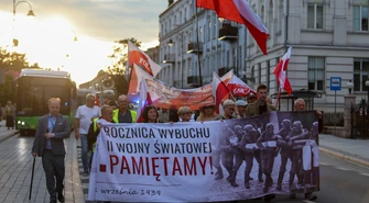 II Marsz Niepodległości z okazji 87. rocznicy wybuchu II wojny światowej, zorganizowany przez Ruch Obrony Granic i Klub Gazety Polskiej, przeszedł ulicami Piotrkowa