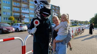 Policjanci przypominają o bezpieczeństwie. Zebruś Trybunalski zrobił furorę wśród uczniów