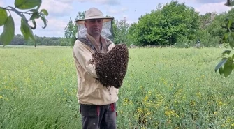 Od jednej wizyty u kolegi do własnej pasieki. Tak zaczęła się jego pszczelarska przygoda