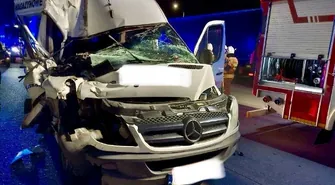 Śmiertelny wypadek na A1. Bus najechał na ciężarówkę