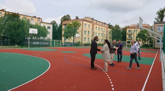 Nowe boisko przy SP 13 w Piotrkowie już gotowe. Uczniowie mają nowoczesny obiekt