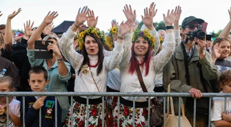 Dożynki Powiatowo-Gminne 2026 w Czarnocinie w powiecie piotrkowskim. Piękni i Młodzi rozgrzali publiczność, na koncercie pojawiły się tłumy
