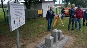 „Tu jest środek Rozprzy”. Wyjątkowy pomnik stanął przy miejskim stadionie