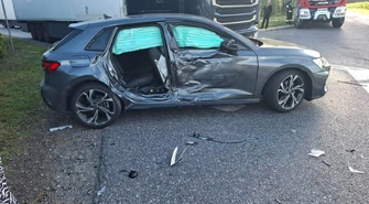 Zderzenie trzech pojazdów w Wolborzu. Audi uderzyło w Mercedesa i ciężarową Scanię